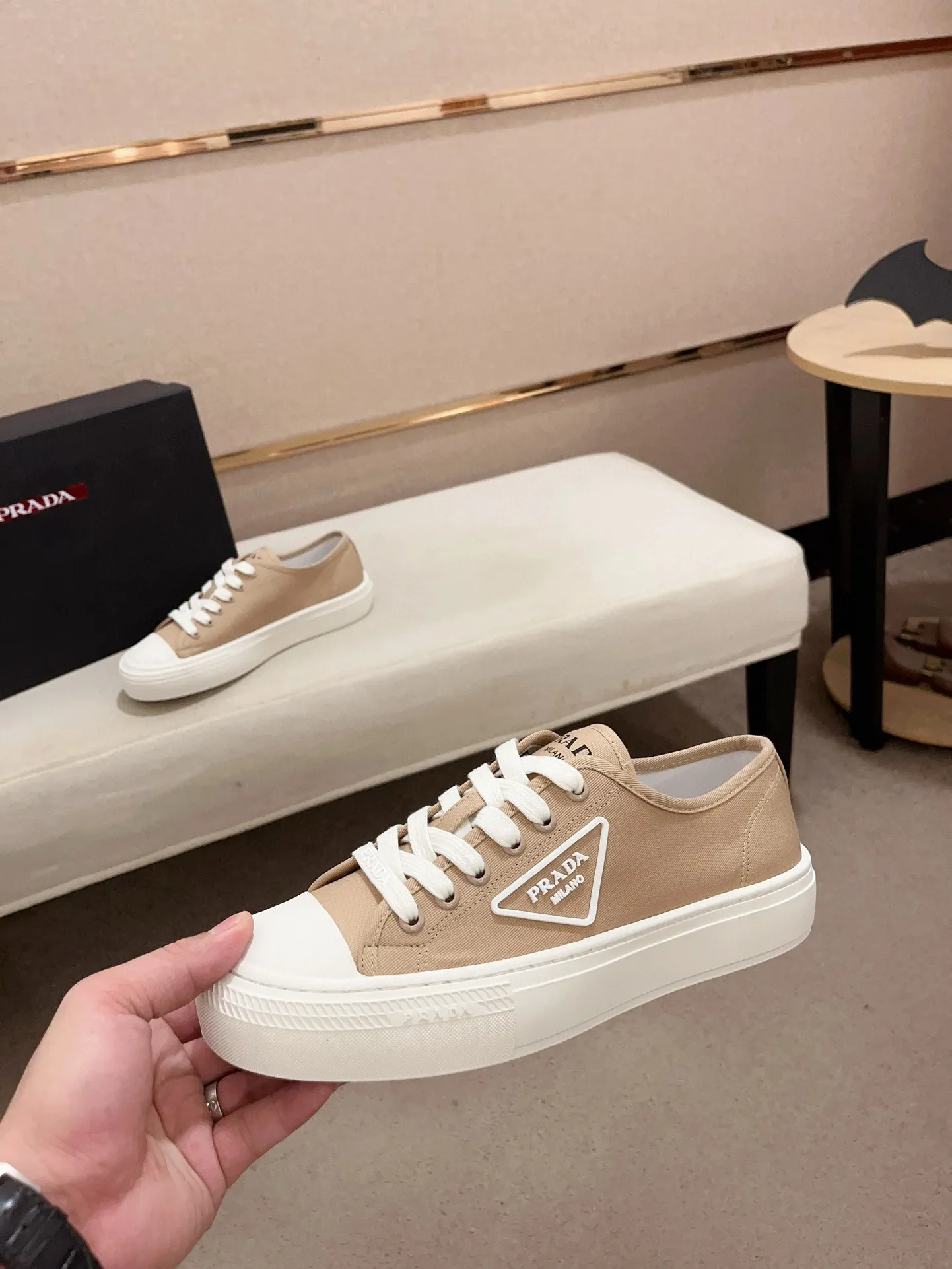 Men's shoes 💰 580💰 ✔️✔️✔️High-quality new PRADA counters are launched at the same time. The new men's shoes and 😘fabrics are selected from first-layer cowhide and are made by pure handicrafts. Lining: Full cowhide lining. 👍🏿 High-end ☄️ air-cushion molded anti-slip rubber outsole, exquisite lines, simple and elegant, comfortable and high-end for leisure travel. Code number: 38 to 44 (45 can be customized)